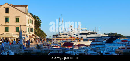 Les touristes dans le port de hvar pendant l'incroyable coucher du soleil dans la vieille ville de Hvar. principal pjaca place en face de la cathédrale St Stephen. Banque D'Images