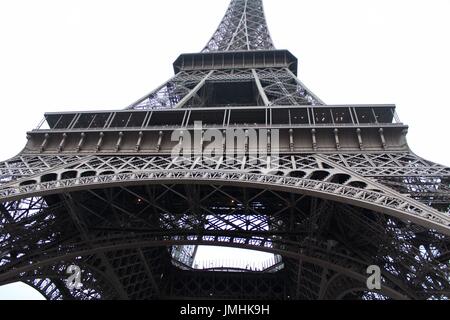 Vue sur la tour Eiffel à partir de ci-dessous Banque D'Images