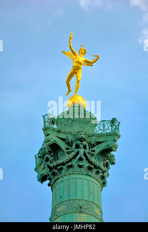 Colonne de juillet sculpture sur la Place de la Bastille à Paris, France commémorant la révolution de 1830 Banque D'Images