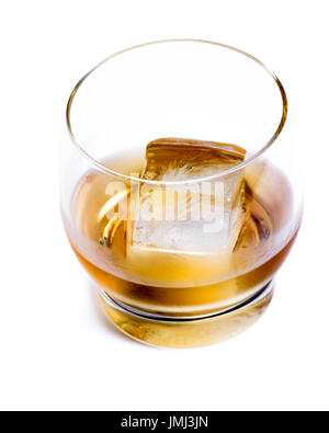 Whisky single malt savoureux servi avec un gros cube de glace isolé sur fond blanc Banque D'Images