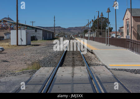 Les voies de chemins de fer vide qui traverse Town USA Banque D'Images