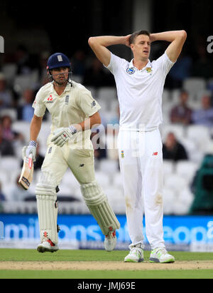 L'Afrique du Sud Morne Morkel réagit comme l'Angleterre Alastair Cook s'exécute au cours de la première journée du 3e test match Investec à la Kia Oval, Londres. Banque D'Images