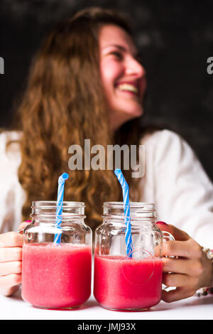 Femme holding fresh watermelon smoothies en pots Banque D'Images