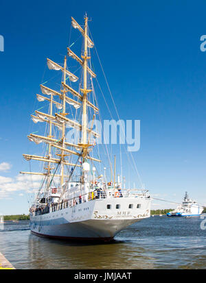 La TALL SHIPS RACES 2017 KOTKA. Kotka, Finlande 16.07.2017. Mir est navire quittant le port de Kotka, Finlande Banque D'Images