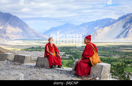 La Vallée de Nubra, Ladakh, Inde, le 14 juillet 2016 : deux moines du monastère de Diskit surplombant la vallée de Nubra au Ladakh région du Cachemire, l'Inde Banque D'Images