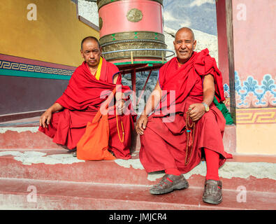 La Vallée de Nubra, Ladakh, Inde, le 14 juillet 2016 : deux moines de l'emplacement d'un tambour en priant au Ladakh Monastère Diskit région du Cachemire, l'Inde Banque D'Images