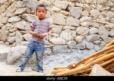 Leh, Ladakh, Inde, le 14 juillet 2016 : Portrait d'un garçon dans une rue à Leh, Ladakh, Inde Banque D'Images