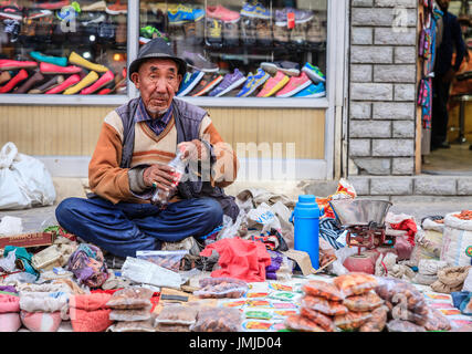 Leh, Ladakh, Inde, le 14 juillet 2016 local : l'homme est la vente d'épices sur un trottoir à Leh, Ladakh marché district de cachemire, l'Inde Banque D'Images