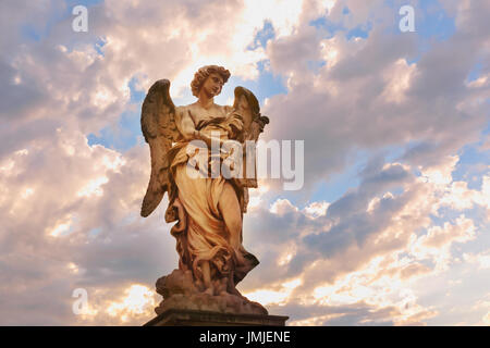 Statue de l'Ange sur le Pont Saint Ange, Rome, Italie Banque D'Images