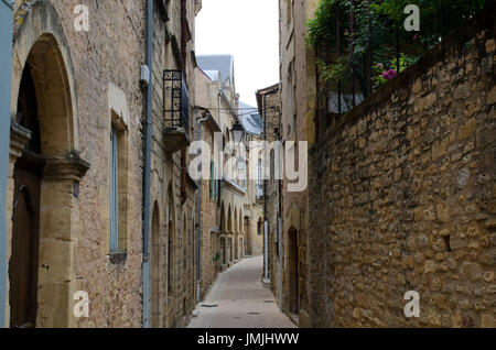 Ruelle dans le village de Belvès, France Banque D'Images