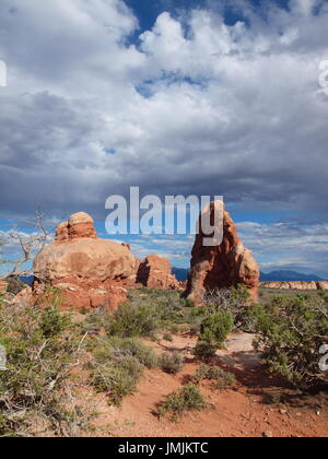 Paire de Formations de roche rouge sous les nuages de tempête dans la région de High Desert Banque D'Images