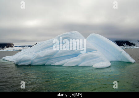 L'antarctique, péninsule antarctique, Canal Lemaire, Iceberg près de Pleneau Island. Banque D'Images