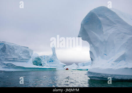 L'antarctique, péninsule antarctique, Canal Lemaire, icebergs près de Pleneau Island. Banque D'Images