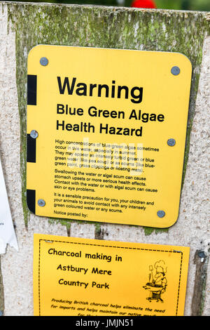 Un signe d'avertissement algues bleu-vert causant un danger pour la santé à l'Astbury simple Congleton, Cheshire, England, UK Banque D'Images