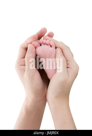 Les pieds de bébé dans les mains des mères. Isolé sur fond blanc avec copie espace Banque D'Images