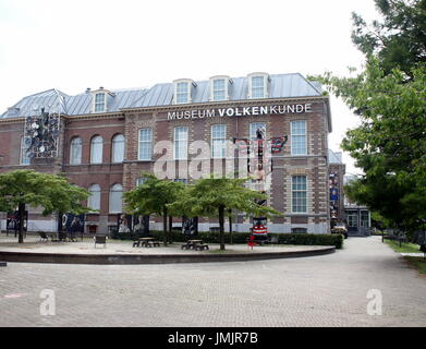 Totem en face du Rijksmuseum Volkenkunde (Musée National d'ethnologie) dans la ville de Leiden, Pays-Bas. Fondée en 1837, la plus ancienne en Europe. Banque D'Images