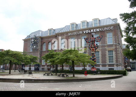 Totem en face du Rijksmuseum Volkenkunde (Musée National d'ethnologie) dans la ville de Leiden, Pays-Bas. Fondée en 1837, la plus ancienne en Europe. Banque D'Images