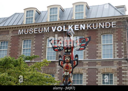 Totem en face du Rijksmuseum Volkenkunde (Musée National d'ethnologie) dans la ville de Leiden, Pays-Bas. Fondée en 1837, la plus ancienne en Europe. Banque D'Images