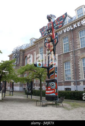 Totem en face du Rijksmuseum Volkenkunde (Musée National d'ethnologie) dans la ville de Leiden, Pays-Bas. Fondée en 1837, la plus ancienne en Europe. Banque D'Images