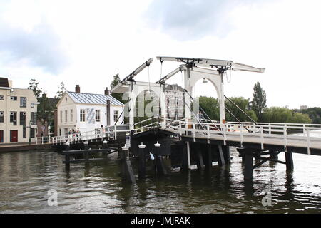 Pont basculant Rembrandt en bois, réplique du xviiie siècle, pont enjambant le canal Kort Galgewater à Leiden aux Pays-Bas. Banque D'Images