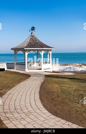 Un chemin mène à un pavillon blanc avec un black metal girouette sur le dessus sur le lac Ontario à Niagara on the Lake au Canada. Banque D'Images