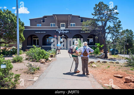 Couple de touristes près de centre des visiteurs, le Parc National du Grand Canyon, Arizona, USA Banque D'Images