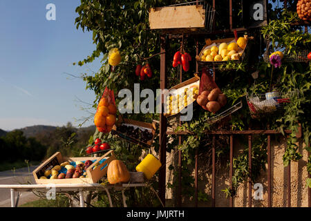 Entrée colorée à l'autre magasin de ferme, Tarragone, Espagne. Banque D'Images