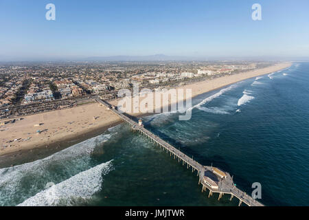 Vue aérienne de Huntington Beach Pier et plage à Orange County, en Californie. Banque D'Images