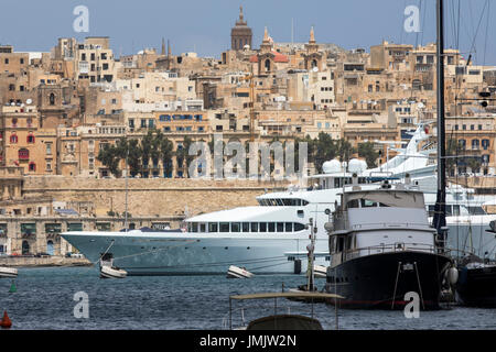 Malte, La Valette, 3-villes, Grand Harbour, yachts dans le port de Birgu, Banque D'Images