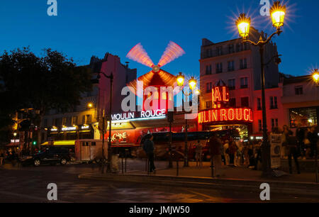 Le célèbre cabaret Moulin Rouge la nuit, le quartier de Montmartre, Paris , France. Banque D'Images