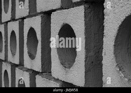 Mur illusoire faite de grandes briques gris par maçon. Photo joue avec la lumière, le noir et blanc. La création d'abstract, point de vue illusoire. Banque D'Images