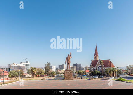 WINDHOEK, NAMIBIE, le 17 juin 2017 : une vue de Windhoek comme vu de l'indépendance Memorial. La statue de M. Sam Nujoma et la Christuskirche sont Banque D'Images