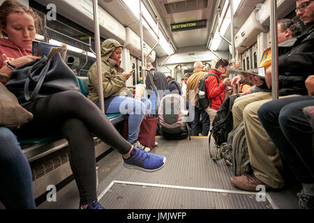 Passagers à bord le métro ligne verte MBTA Boston USA train Banque D'Images