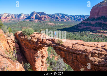 Randonneur sur le Pont du Diable à Sedona, Arizona Banque D'Images