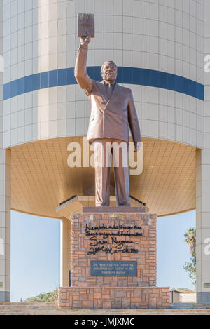 WINDHOEK, NAMIBIE, le 17 juin 2017 : statue de M. Sam Nujoma au mémorial de l'indépendance à Windhoek, la capitale de la Namibie Banque D'Images