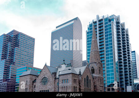 Église gothique historique contre l'horizon de gratte-ciel modernes dans le centre-ville de Denver au Colorado Banque D'Images