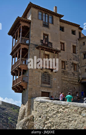 Image de la maisons suspendues à Cuenca, Castilla La Mancha, Espagne. Image prise à l'après-midi, avec façade principale dans l'ombre. Banque D'Images