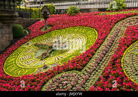 Le centre-ville d'Édimbourg, l'horloge florale plus ancien réveil dans le monde recréé chaque année, en 2017 la commémoration du bicentenaire de journal The Scotsman Banque D'Images