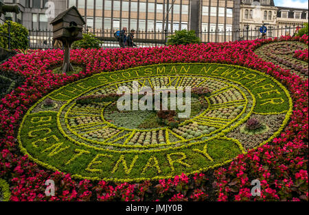 Le centre-ville d'Édimbourg, l'horloge florale plus ancien réveil dans le monde recréé chaque année, en 2017 la commémoration du bicentenaire de journal The Scotsman Banque D'Images