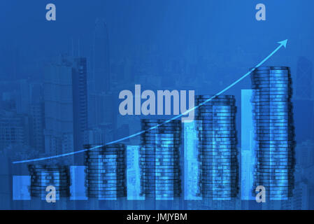L'augmentation de l'exposition double colonnes de pièces de monnaie, des piles de pièces disposées sous forme de graphique avec des pièces de monnaie et devises calculatrice graphique financier avec l'arrière-plan Banque D'Images