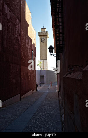 Image de la Torre Mangana, un seizième siècle construite tower agissant comme réveil de nos jours. Construit au sommet d'un pays arabe fortifier à Cuenca, Castilla La Mancha, Espagne. Banque D'Images