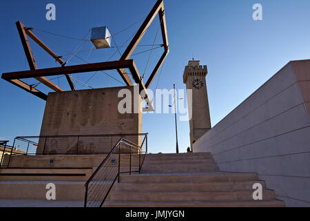 Monument à la Constitution, une sculpture abstraite par Gustavo Torner installé en 1986 près de Torre Mangana à Cuenca, Castilla La Mancha, Espagne Banque D'Images