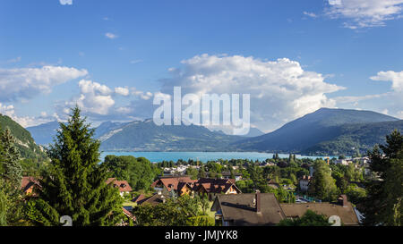 Paysage d'Annecy à partir de ci-dessus. Ville, sur le lac et sur les montagnes en fin d'après-midi. France, Haute Savoie Banque D'Images