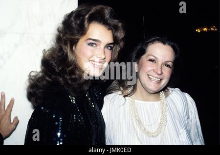 Brooke Shields a photographié avec mère Teri Shields dans la ville de New York. 1982. © RTMcbride MediaPunch / Banque D'Images