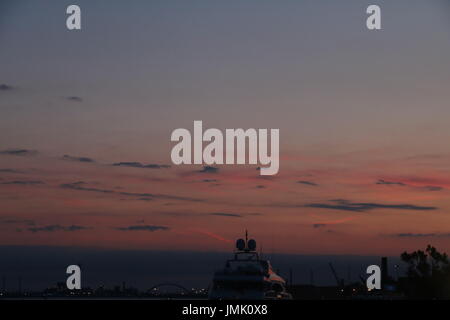 Bateau amarré sur le grand canal contre un paramètre ciel et les lumières de la ville lointaine à Venise, Italie Banque D'Images