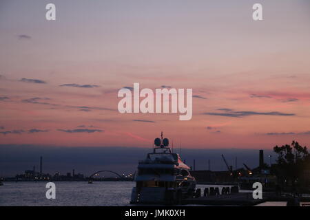 Bateau amarré sur le grand canal contre un paramètre ciel et les lumières de la ville lointaine à Venise, Italie Banque D'Images