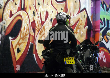Les murs sont couverts de graffitis et de matelas dans Leake Street sous la gare de Waterloo, Waterloo, London, UK Banque D'Images