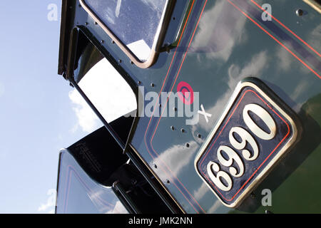 East Lancashire ert de chemin de fer Great Western Railway Hall 6990 GWR Classe Witherslack Hall montrant la plaque de numéro de laiton poli et ciel bleu peinture. Banque D'Images