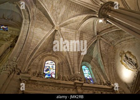 Vue diagonale de l'un des plus beaux en voûtes de la cathédrale de Santa Maria de Cuenca, Castilla La Mancha, Espagne. Banque D'Images