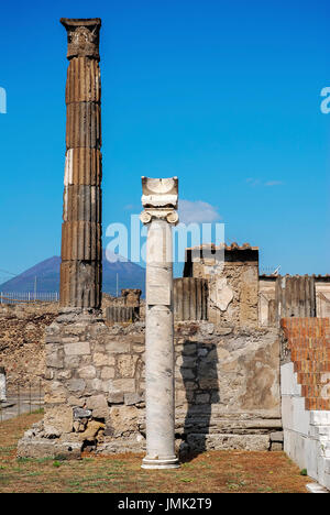 Ancien cadran solaire placé sur la colonne dans le temple d'Apollon à Pompéi, Pompéi était une ancienne ville romaine-ville près de Naples, détruit par l'e Banque D'Images